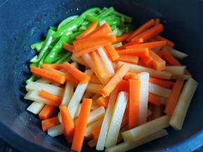 放入土豆胡萝卜条，