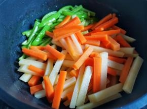 放入土豆胡萝卜条，