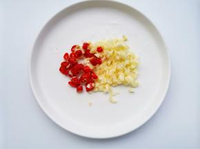 大蒜小米椒切末。