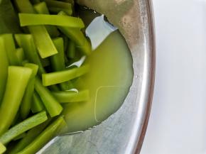 腌制出的水分倒掉。