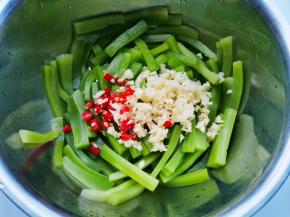 腌制好的莴笋中放入蒜末+小米椒