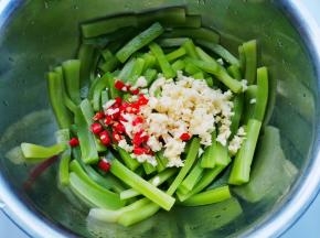 腌制好的莴笋中放入蒜末+小米椒