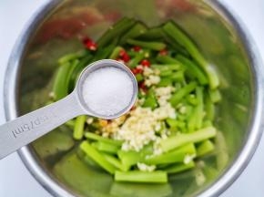 1小勺白糖。