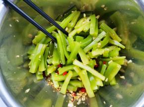 淋少许香油拌匀。静置十分钟就可以了。