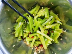 淋少许香油拌匀。静置十分钟就可以了。