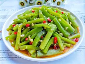 口感清新又带着自然甜味的凉拌莴笋就做好啦。非常好吃入味，嘎嘣嘎嘣脆，一口一根，好吃到停不下来～