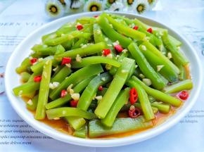 口感清新又带着自然甜味的凉拌莴笋就做好啦。非常好吃入味，嘎嘣嘎嘣脆，一口一根，好吃到停不下来～