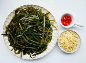 海带丝清洗干净，大蒜小米椒切末。