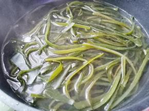 海带放锅中煮1分钟捞出备用。