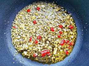 锅中油烧热，爆香蒜末小米椒，