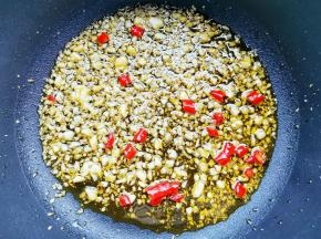 锅中油烧热，爆香蒜末小米椒，
