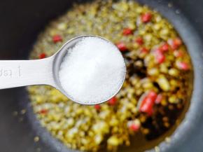 1小勺盐，1小勺白糖。