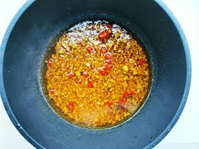 加少许香油拌匀。