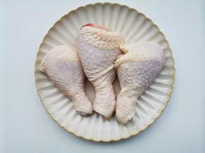 鸡腿放清水浸泡半小时，泡出血水。