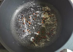锅烧热不加油，加一勺盐，加一勺花椒，炒香。
