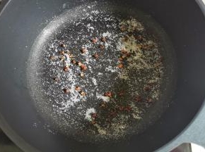 锅烧热不加油，加一勺盐，加一勺花椒，炒香。
