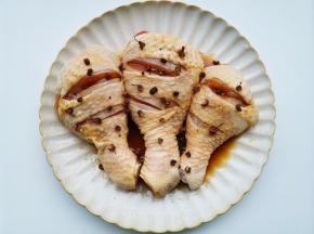 撒在鸡腿上。鸡腿上锅，水开蒸三十分钟。