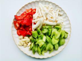 西芹，菌菇切段，红椒切小块，大蒜切碎。