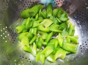 西芹焯水一分钟捞出备用~