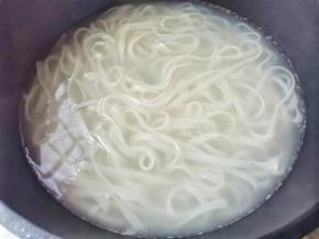 锅中烧开水，放入河粉煮三分钟捞出过凉。