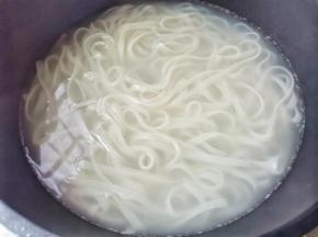 锅中烧开水，放入河粉煮三分钟捞出过凉。