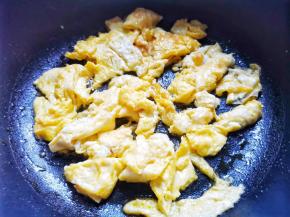 鸡蛋打散炒熟捞出备用。