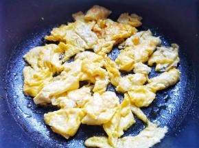 鸡蛋打散炒熟捞出备用。