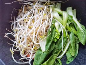 加入青菜绿豆芽，