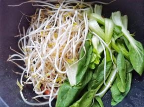 加入青菜绿豆芽，