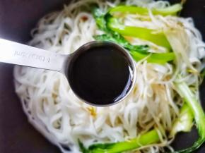 加入河粉。加一勺生抽，