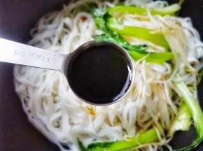 加入河粉。加一勺生抽，