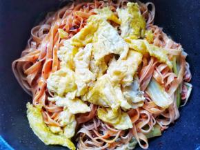 加入鸡蛋，拌匀。