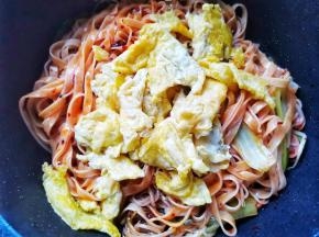 加入鸡蛋，拌匀。