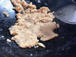 继续翻炒至变色（这个过程会膨胀）