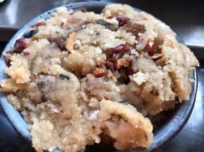 再把炒好的锅蒸盛入碗中，压实