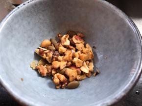 把坚果碎放入小碗中