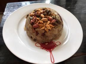 备一个盘子，盖在碗上，再翻过来把锅蒸倒扣在盘中，拿去碗