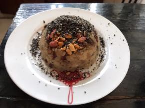 最后撒上黑芝麻糖即可食用