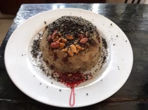 最后撒上黑芝麻糖即可食用
