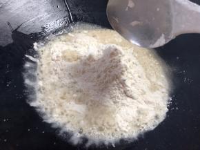 油温6成热时放入面粉