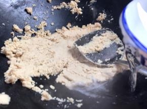 翻炒至变黄色
