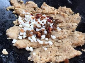 关火，倒入果脯碎和葧荠碎