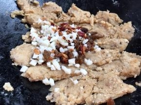 关火，倒入果脯碎和葧荠碎