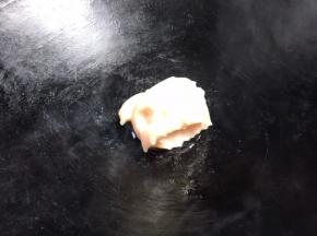 起锅放入猪油