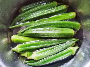 秋葵盐水浸泡5分钟清洗干净。锅中烧开水加一丢丢油和盐，放入秋葵焯水一分钟捞出过凉。