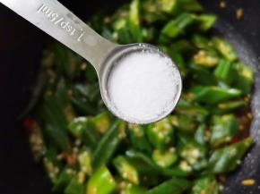 加一勺盐翻炒均匀。。