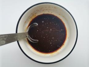 先调个黑椒酱汁：2勺生抽十1勺老抽十1勺蚝油+1勺玉米淀粉十1勺黑胡椒十3勺清水拌匀备用。