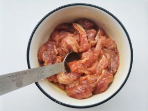 牛肉切条，加一勺生抽，1小勺盐，1勺料酒，1勺食用油，1勺玉米淀粉，1小勺黑胡椒，抓匀腌制十分钟。