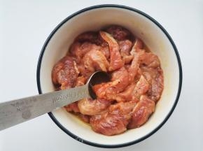 牛肉切条，加一勺生抽，1小勺盐，1勺料酒，1勺食用油，1勺玉米淀粉，1小勺黑胡椒，抓匀腌制十分钟。