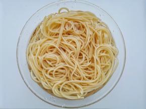 青红椒洋葱切丝，锅中烧开水加意面煮10分钟，捞出泡凉开水中备用。